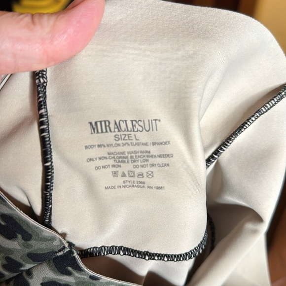 Miraclesuit Tortoise Shell Athleisure Leggings Size Large - Picture 8 of 8